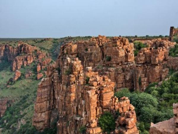 13.ಭಾರತದ ದೀಪಕಲ್ಪವಾದ ಒಂದು ಪ್ರಮುಖವಾದ ಗಿರಿದುರ್ಗ : ಗಂಡಿಕೋಟೆ