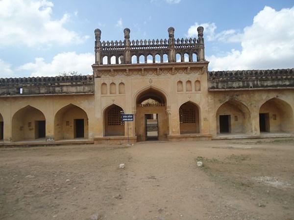 19.ಭಾರತದ ದೀಪಕಲ್ಪವಾದ ಒಂದು ಪ್ರಮುಖವಾದ ಗಿರಿದುರ್ಗ : ಗಂಡಿಕೋಟೆ