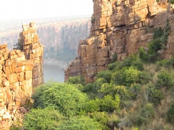 3.ಭಾರತದ ದೀಪಕಲ್ಪವಾದ ಒಂದು ಪ್ರಮುಖವಾದ ಗಿರಿದುರ್ಗ : ಗಂಡಿಕೋಟೆ