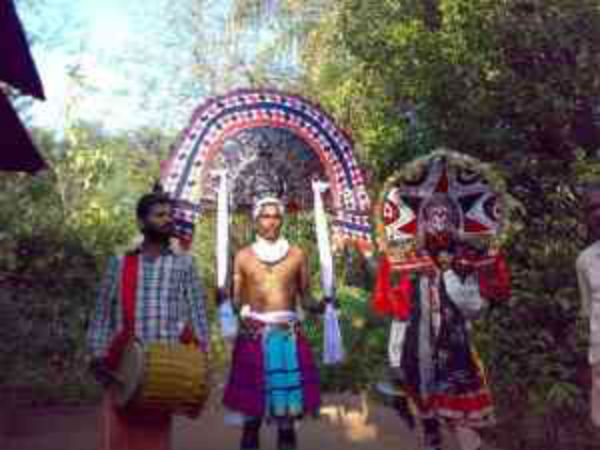 3.ಡ್ಯಾನ್ಸ್ ಮಾಡಿದರೆ ದೇವರು ಕೂಡ ಇಳಿದು ಬರಲೇಬೇಕು...!