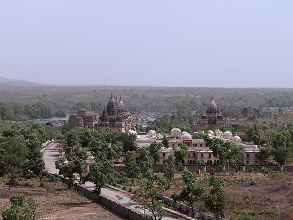 ಚತುರ್ಭುಜ ದೇವಾಲಯದ ಸುತ್ತಲೂ ಭೇಟಿ ಕೊಡಬಹುದಾದ ಸ್ಥಳಗಳು