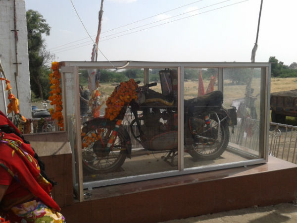 ಬುಲೆಟ್ ಬೈಕ್ಗೆ ಪೂಜೆ