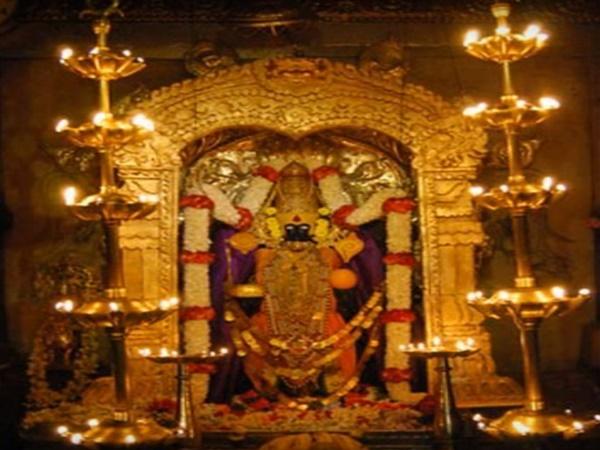 3.ಬಲಗೈಯಲ್ಲಿ ನಿಂಬೆಹಣ್ಣು ಇರುತ್ತದೆ. ಮತ್ತೊಂದು ಕೈಯಲ್ಲಿ ಹೂವು, ತಲೆಯು ಭೂಮಿಯನ್ನು