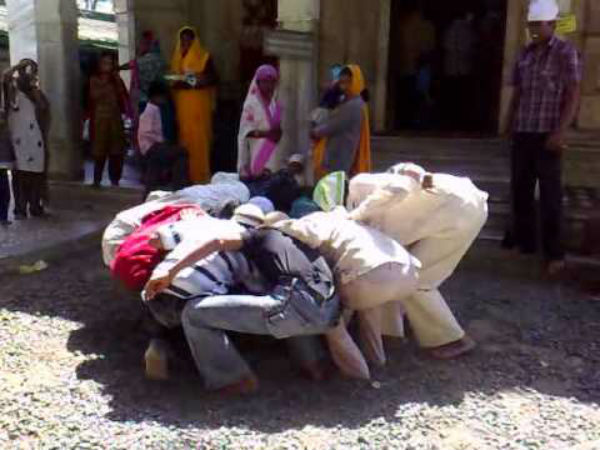 ಸಮಾಧಿಯ ಪಕ್ಕದಲ್ಲೇ ಕಲ್ಲು