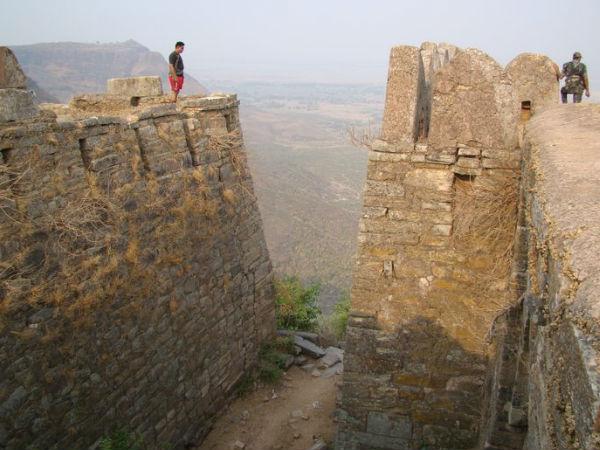 ಕೋಟೆಯ ಗೋಡೆಯಿಂದ ಸುರಿಯುತ್ತಿತ್ತು ರಕ್ತ