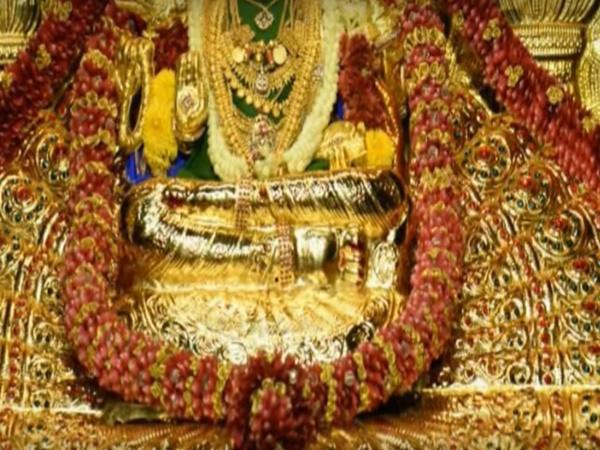 8.ಜನವರಿ 31 ರಂದು ಹಾಗು ನವೆಂಬರ್ 9 ರಂದು ಸೂರ್ಯಾಸ್ತದ ಕಿರಣಗಳು ದೇವಿಯ ಪಾದಗಳನ್ನು