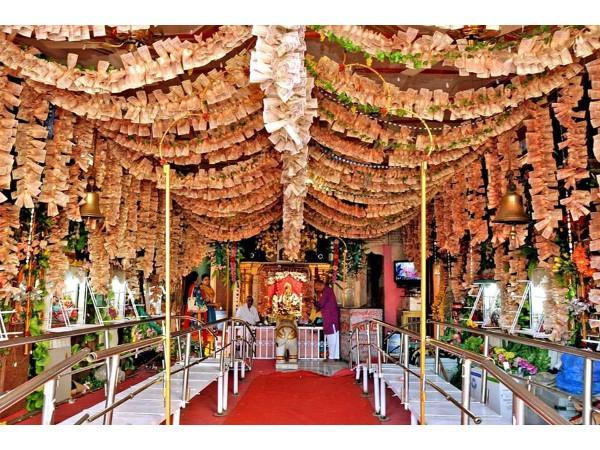 ದೇವಸ್ಥಾನವನ್ನು ಭಕ್ತರು ಹಣ ಒಡವೆಯಿಂದ ಅಲಂಕರಿಸಲಾಗುತ್ತದೆ
