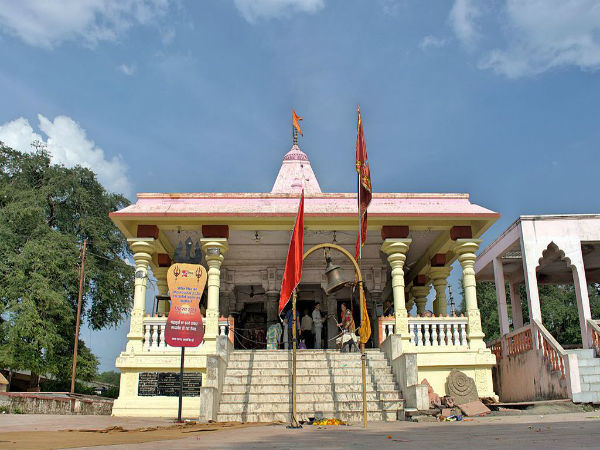 ದೇವಸ್ಥಾನದಲ್ಲಿ ವಿಸ್ಕೀ ಅಂಗಡಿ