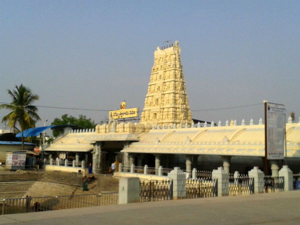 ಕಟ್ಟಿಸಿದ್ದು ಯಾರು ?