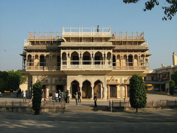 ಅರಮನೆಯಲ್ಲಿ