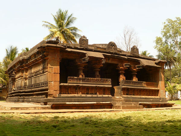 ಕೋಟೆ ಒಳಗಡೆ ಎರಡು ಜೈನ ದೇವಾಲಯ