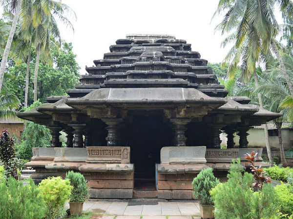 ಪ್ರವೇಶದ್ವಾರದಲ್ಲಿ ಎರಡು ಹಿಂದೂ ದೇವಾಲಯಗಳಿವೆ