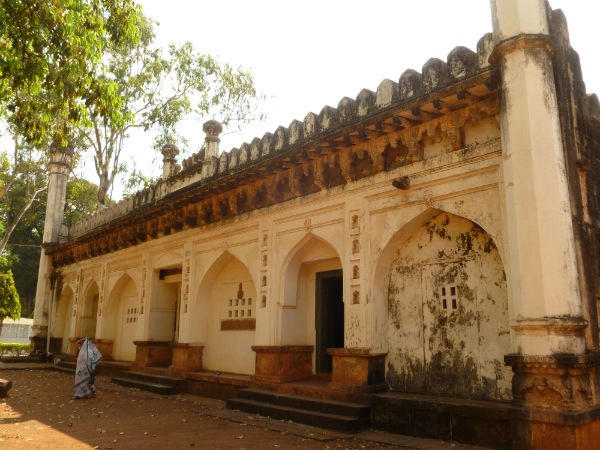 ಎರಡು ಮಸೀದಿಗಳಿವೆ