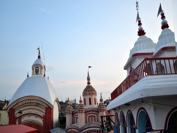ಭಕ್ತರು ವಿಸ್ಕೀಯನ್ನೂ ಅರ್ಪಿಸುತ್ತಾರೆ