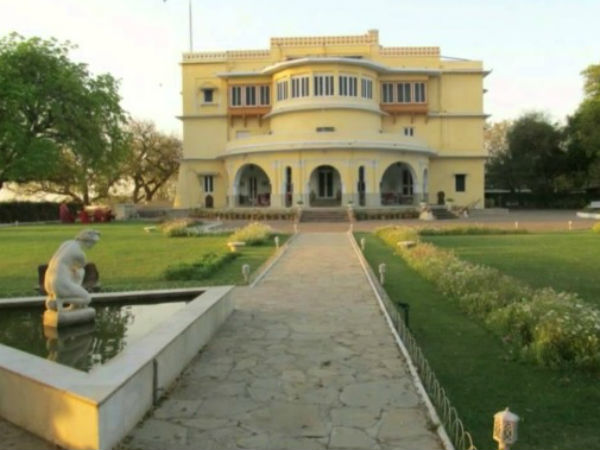 1.ಬ್ರಿಜ್ ರಾಜ್ ಭವನ ಅರಮನೆ