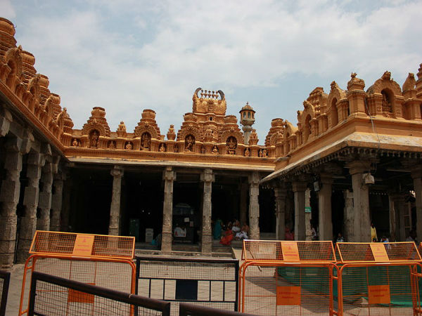 ಮುಮ್ಮಡಿ ಕೃಷ್ಣರಾಜ ಒಡೆಯರು ಹಾಗೂ ನಾಲ್ವರು ಪತ್ನಿಯರ ವಿಗ್ರಹ