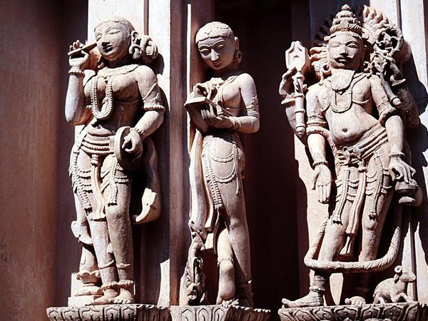 3.ಒಟ್ಟು 3 ಸಾವಿರ ದೇವಾಲಯಗಳಲ್ಲಿ 900