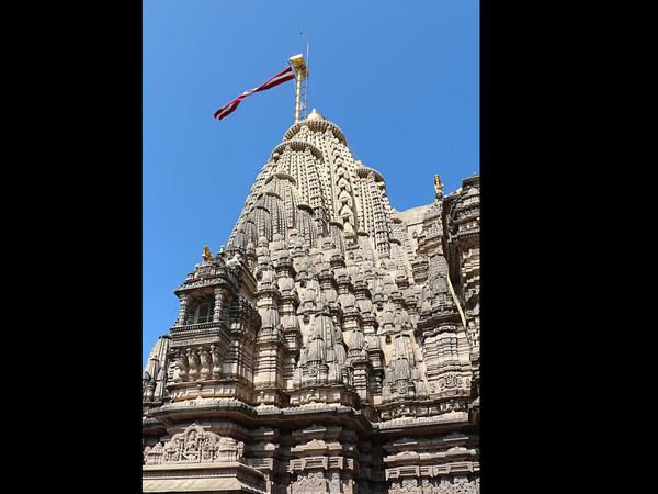 4.ಬಂಗಾರದ ಅಭರಣಗಳನ್ನು ಭದ್ರಪಡಿಸಿದ್ದಾರೆ