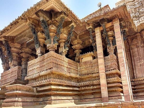 3. ಕಾಂತಿಯುಕ್ತವಾಗಿರುತ್ತದೆ