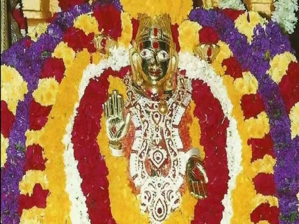 ಮಹಾಲಕ್ಷ್ಮೀ ದರ್ಶನಕ್ಕೆ ಭಕ್ತರು ಸಾಲು ನಿಲ್ಲುತ್ತಾರೆ