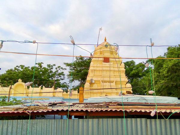 2. ಒಂದೇ ಕ್ಷೇತ್ರದಲ್ಲಿ ಎರಡು ದೇವಾಲಯಗಳು, ಅದ್ಭುತಗಳು ಮಾತ್ರ ಹಲವು....
