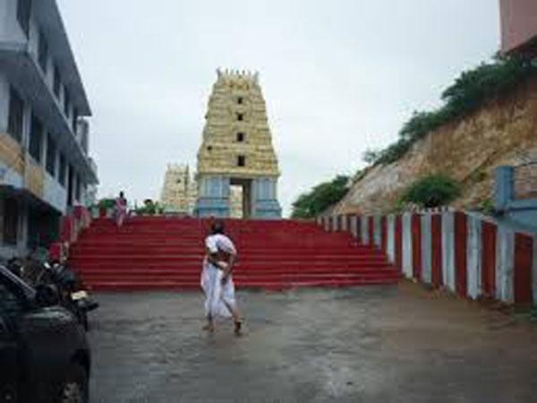 6. ಒಂದೇ ಕ್ಷೇತ್ರದಲ್ಲಿ ಎರಡು ದೇವಾಲಯಗಳು, ಅದ್ಭುತಗಳು ಮಾತ್ರ ಹಲವು....