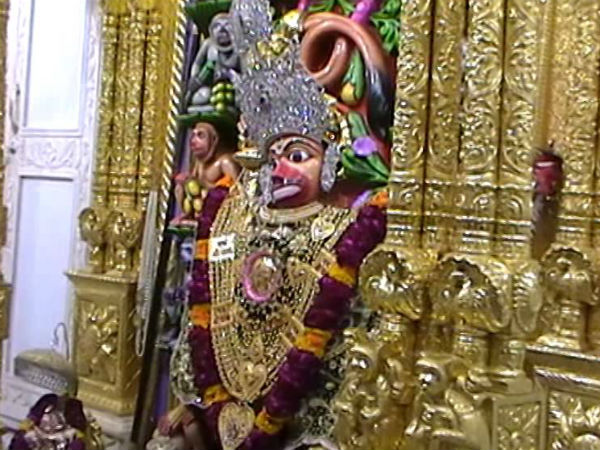 ಚಿನ್ನದ ಸಿಂಹಾಸನದಲ್ಲಿ ಕುಳಿತಿರುವ ಹನುಮ