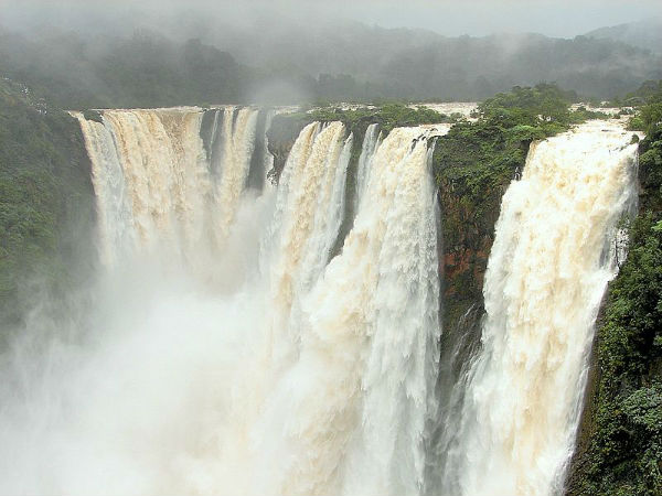 830 ಫೀಟ್ ಎತ್ತರದಿಂದ ಧುಮ್ಮುಕ್ಕುತ್ತದೆ
