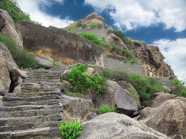 ಪಿಸೋಲ್ ಕೋಟೆಯನ್ನು ತಲುಪುವುದು ಹೇಗೆ?