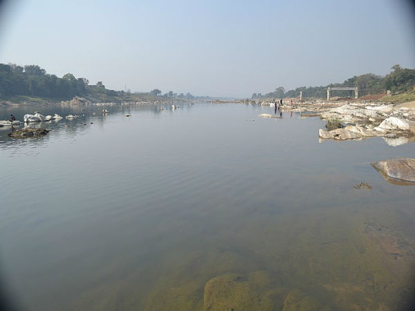 ಚಿನ್ನ ಆರಿಸೋದರಲ್ಲಿ ತೊಡಗಿರುವ ಆದಿವಾಸಿಗಳು