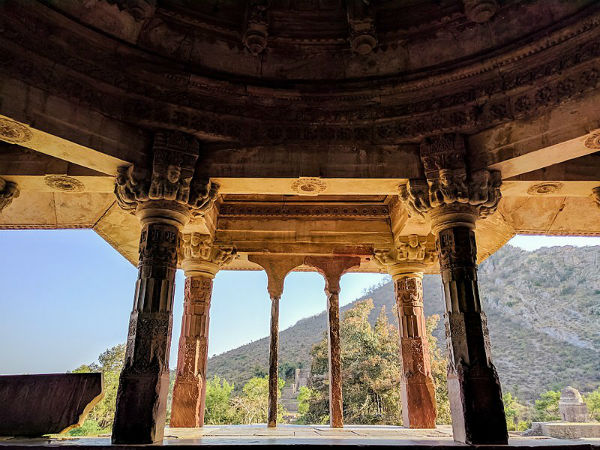 ರಾಜಕುಮಾರಿಯ ಮೋಹಕ್ಕೊಳಗಾದ ಮಂತ್ರವಾದಿ