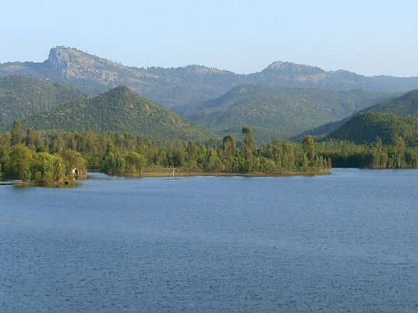 ಬಿಳಿ ಮಂಜಿನಿಂದ ಕೂಡಿರುತ್ತದೆ