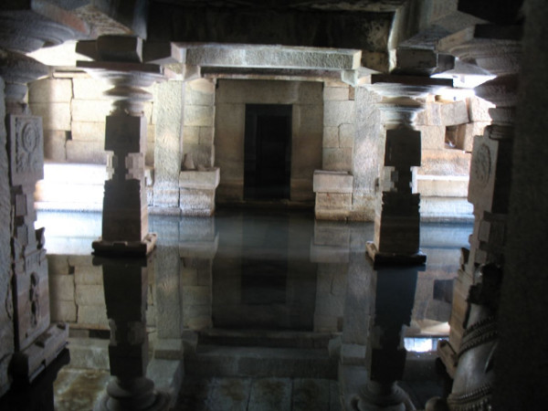 ನೀರಿನಲ್ಲಿ ಮುಳುಗಿರುವ ಗರ್ಭಗುಡಿ