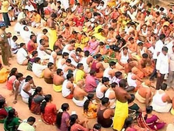 ತೆಂಗಿನಕಾಯಿ ಹೊಡೆಯುವುದು