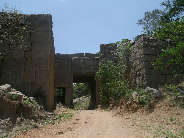 ಯಾರು ನಿರ್ಮಿಸಿದರು?