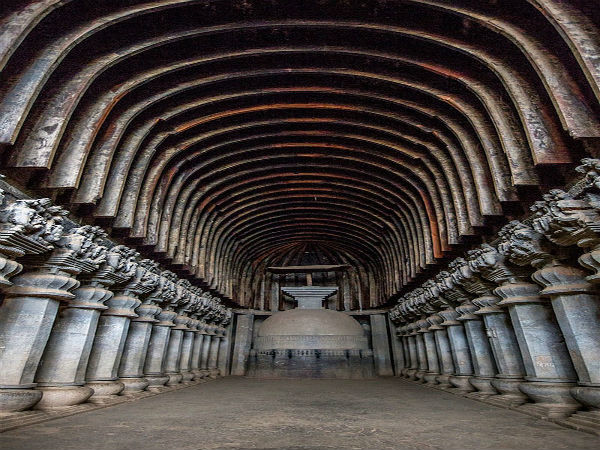 ಬಂಡೆಯ ಕಲ್ಲಿನ ಗುಹೆ
