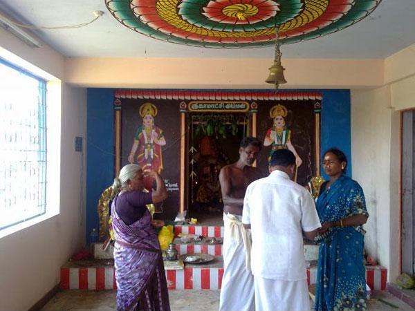 ಕುಂಕುಮ ಪ್ರಸಾದ ನೀಡುತ್ತಾರೆ
