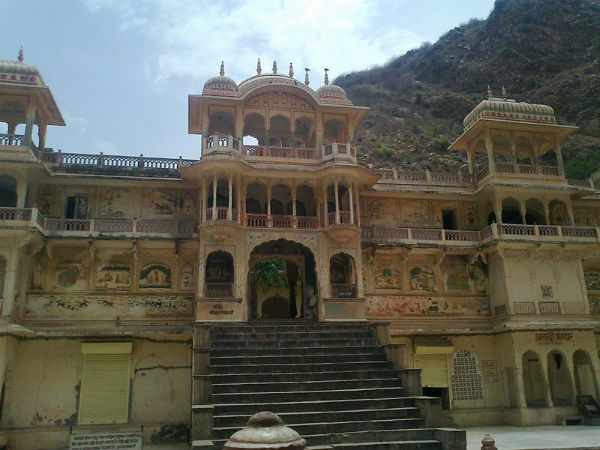 ಗುಲಾಬಿ ಬಣ್ಣ ಮರಳುಗಲ್ಲಿನಿಂದ ನಿರ್ಮಿಸಿದ್ದು