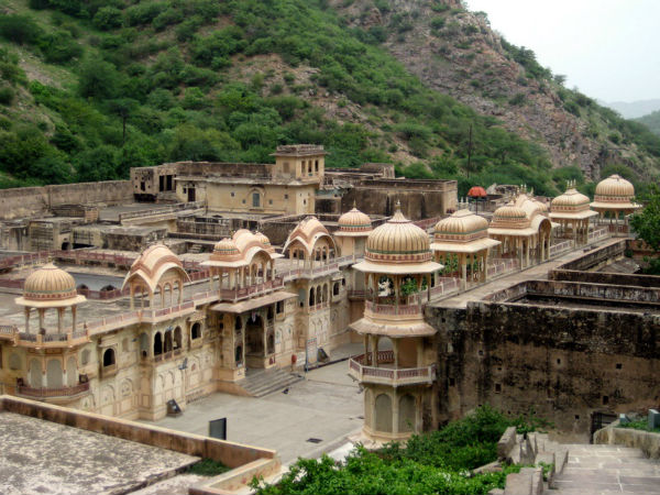 ದೇವಸ್ಥಾನದಲ್ಲಿರುವ ದೇವರುಗಳು