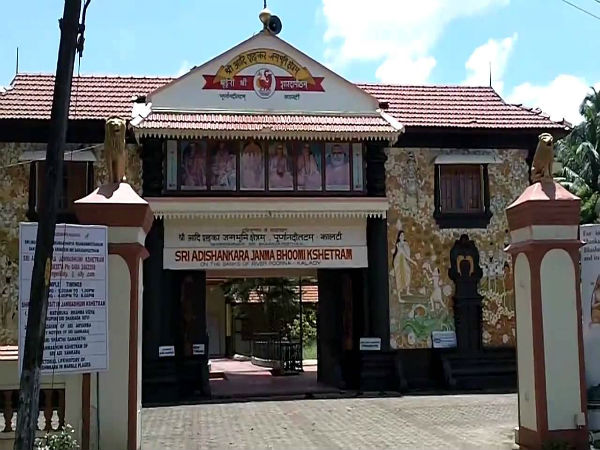 ಎರಡು ದೇವಾಲಯಗಳಿವೆ