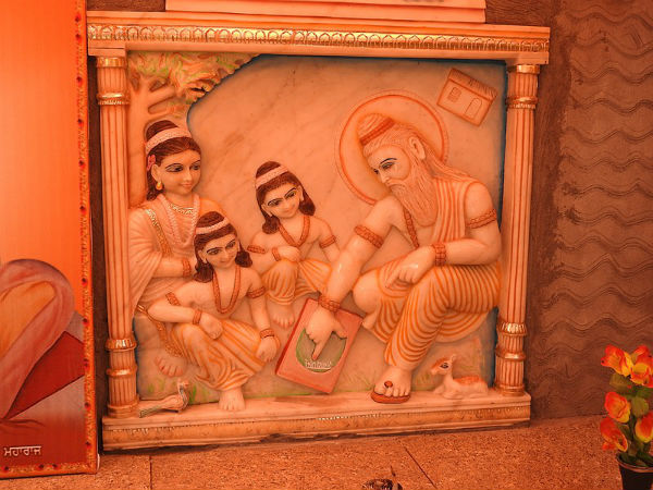 ರಾಮಾಯಣದ ಚಿತ್ರಗಳನ್ನು ಕಾಣಬಹುದು