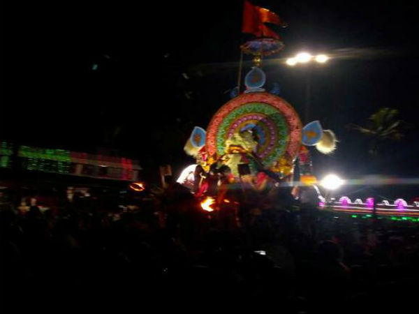 ಕುದಿಯುವ ಪಾಯಸಕ್ಕೆ ಕೈ ಹಾಕಲಾಗುತ್ತದೆ
