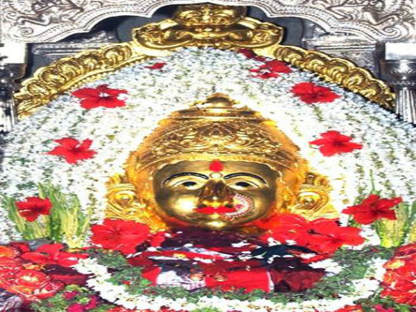 ತುಂಗಾಭದ್ರಾ ನದಿ ದಡದಲ್ಲಿದೆ