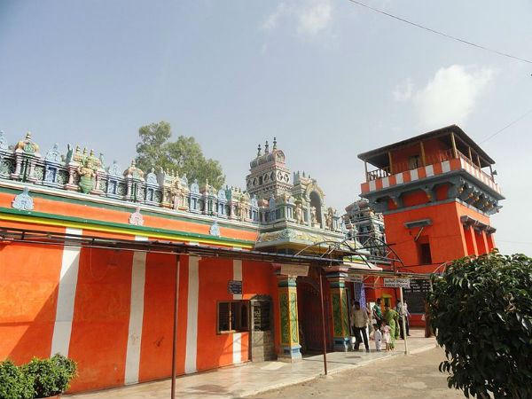 ದೇವಸ್ಥಾನದೊಳಕ್ಕೆ ಪ್ರವೇಶಿಸಲು ಸಾಧ್ಯವಾಗೋದಿಲ್ಲ