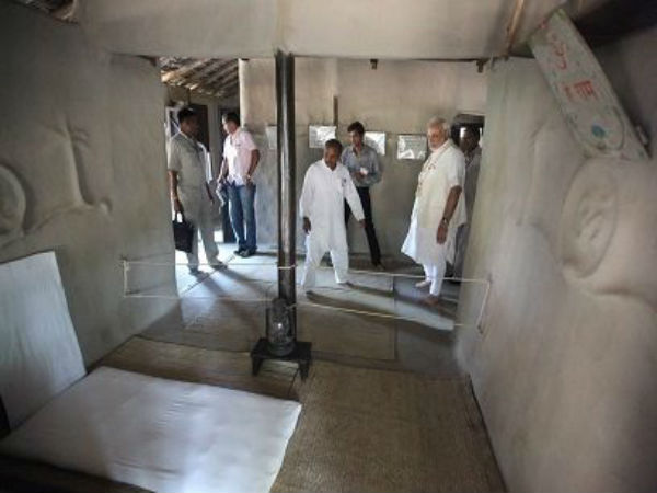 ಇಲ್ಲಿ ನಿರ್ಮಿಸಲಾದ ಮೊದಲ ಕಟ್ಟಡ