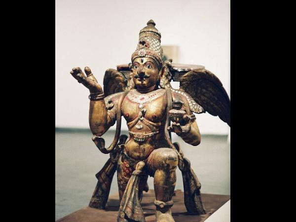 ಅರ್ಧ ಹದ್ದು-ಅರ್ಧ ಮನುಷ್ಯ ರೂಪದ ವಿಗ್ರಹ