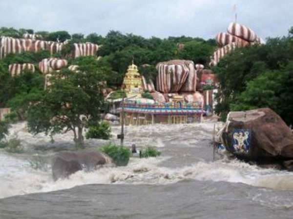 ಮಳೆಗಾಲದಲ್ಲಿ ದೇವಿಯ ಪಾದದವರೆಗೆ ಬರುವ ನೀರು