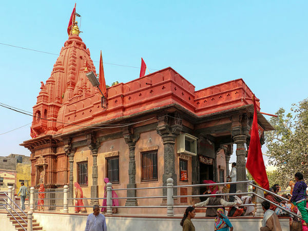 ವಿಕ್ರಮಾದಿತ್ಯ ದೇವಿಯನ್ನು ಪೂಜಿಸುತ್ತಿದ್ದ
