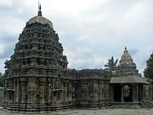 ಸುಂದರ ಕಪ್ಪು ಕಲ್ಲಿನ ದೇವಾಲಯ