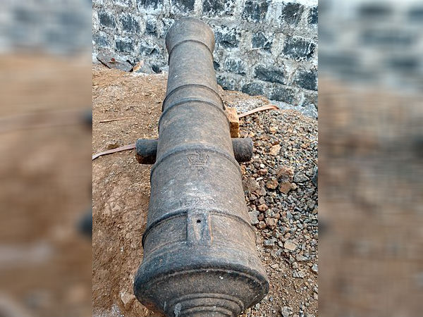 16 ಫಿರಂಗಿಗಳಿವೆ